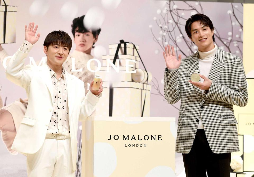 　手を振る佐野玲於（左）と鈴木伸之（撮影・佐藤厚）