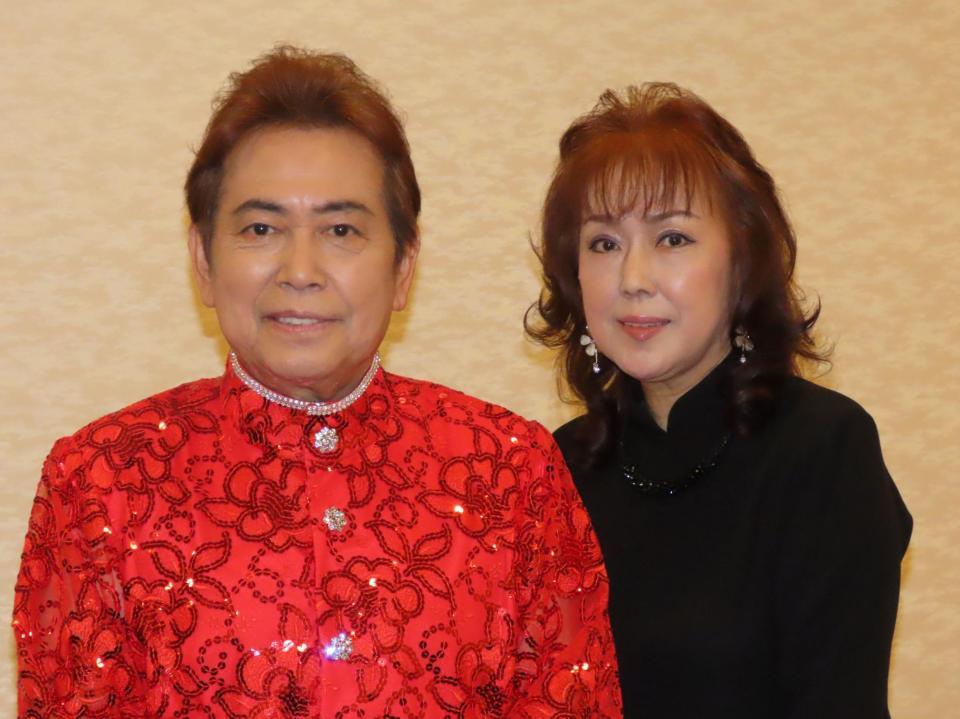 　クリスマスディナーショーを前に取材会に出席した平浩二（左）と高子淑江氏