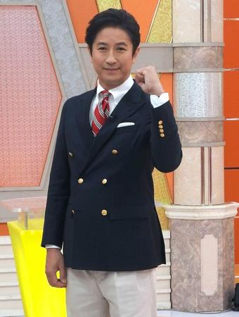 　アタックチャンスのポーズを取る谷原章介