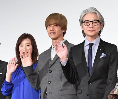 　舞台あいさつで観客に手を振る（左から）大塚寧々、高橋海人、吉岡秀隆（撮影・開出牧）