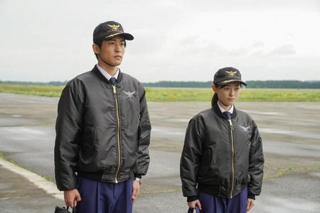 大河内教官と話す舞（福原遥）、柏木（目黒蓮）