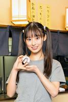 　地下アイドル兼居酒屋店員を演じる井本彩花