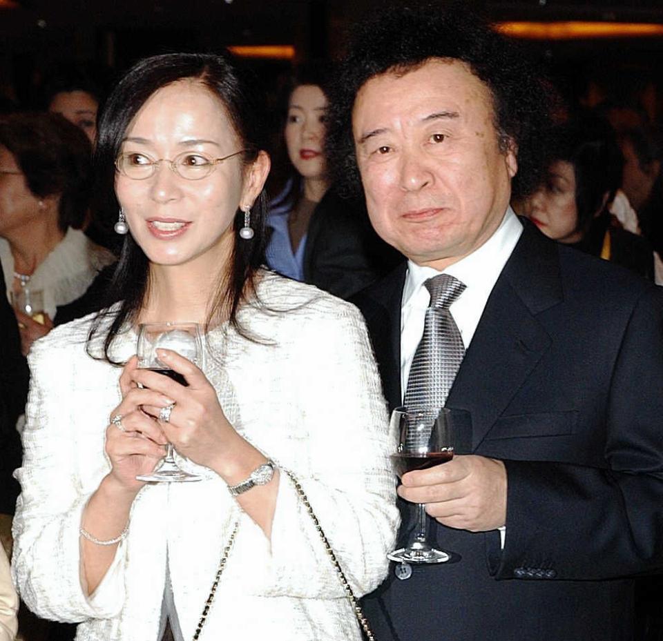 　パーティーに出席した篠山紀信氏（右）と南沙織さん＝２００６年３月