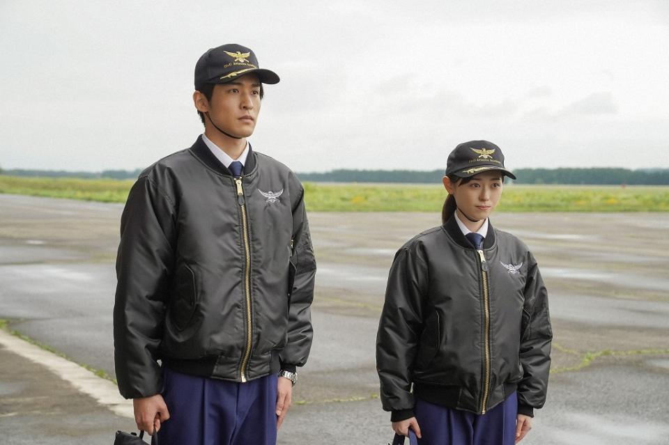 大河内教官と話す舞（福原遥）、柏木（目黒蓮）