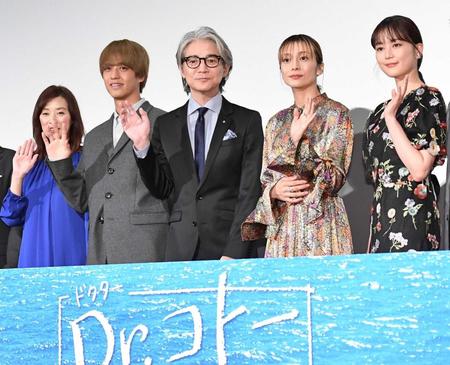 　舞台あいさつを行った（左から）大塚寧々、高橋海人、吉岡秀隆、柴咲コウ、生田絵梨花（撮影・開出牧）