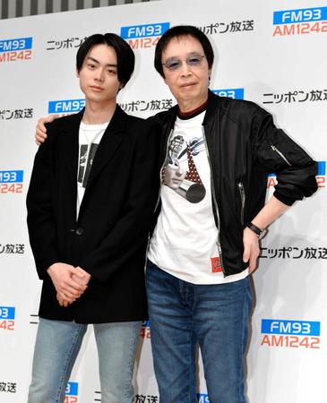 　菅田将暉（左）と記念写真に応じる＝１７年３月