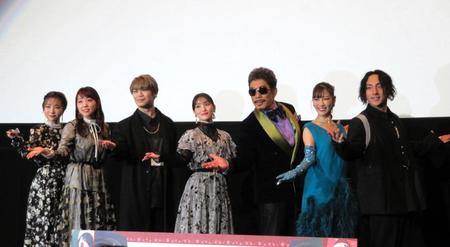 　ポーズをする（左から）富田美憂、小原好美、古川慎、古賀葵、鈴木雅之、高城れに、鈴木崚汰