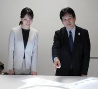 　ＡＢＣの福戸あやアナウンサー（左）と大阪・関西万博の模型を指さす辛坊治郎氏