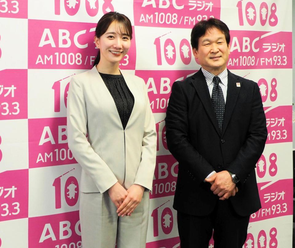 　ＡＢＣの福戸あやアナウンサー（左）と辛坊治郎氏