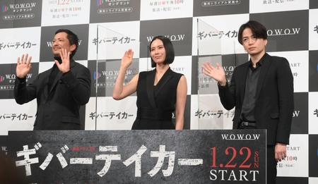 　ＷＯＷＯＷ「連続ドラマＷ　ギバーテイカー」完成披露試写会に出席した（左から）池内博之、中谷美紀、Ｓｅｘｙ　Ｚｏｎｅの菊池風磨（撮影・堀内翔）
