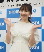 　「２０２３年カレンダー」の発売記念イベントに出席した麻美ゆま＝東京・神保町、書泉グランデ