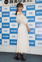 　「２０２３年カレンダー」の発売記念イベントに出席した麻美ゆま＝東京・神保町、書泉グランデ