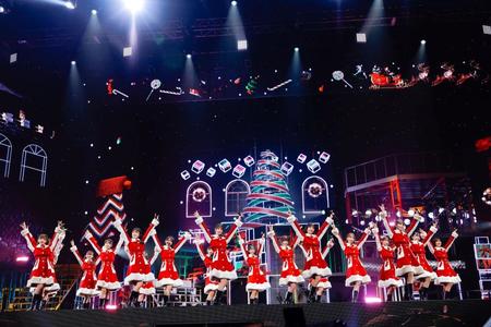 　サンタ衣装でパフォーマンスする日向坂４６＝東京・有明アリーナ