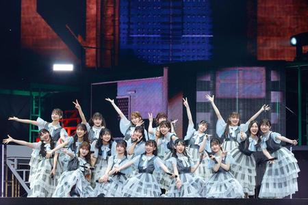 　笑顔でパフォーマンスする日向坂４６＝東京・有明アリーナ