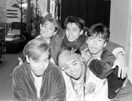 　（写真説明）Ｃ－Ｃ－Ｂのメンバーと写真に納まる笠浩二さん（前列右）＝１９８５年３月