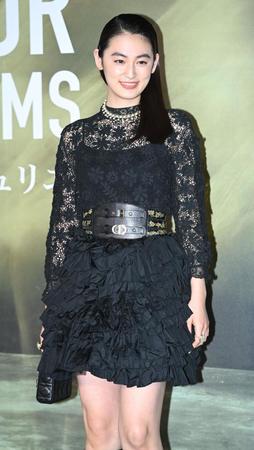 　フォトコールに登場した八木莉可子＝東京都現代美術館（撮影・高石航平）