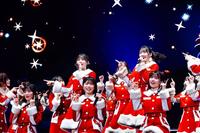 サンタ衣装でパフォーマンスする日向坂４６＝東京・有明アリーナ