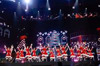　サンタ衣装でパフォーマンスする日向坂４６＝東京・有明アリーナ