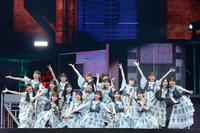　笑顔でパフォーマンスする日向坂４６＝東京・有明アリーナ