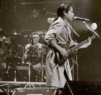 　解散宣言をしたツアーコンサートの笠浩二さん（左）＝８９年４月