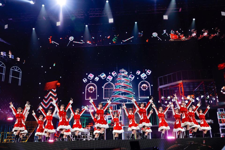 　サンタ衣装でパフォーマンスする日向坂４６＝東京・有明アリーナ
