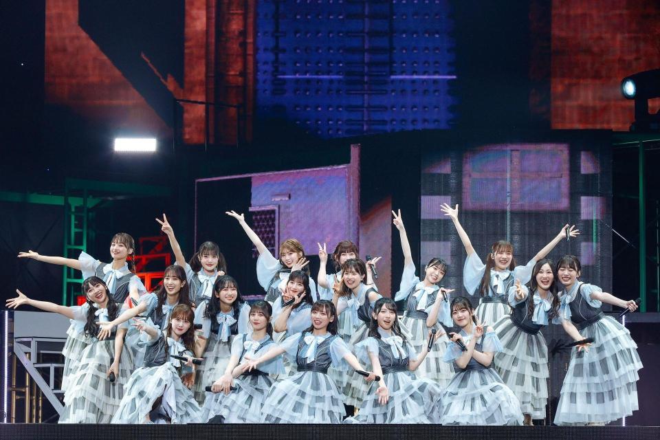 　笑顔でパフォーマンスする日向坂４６＝東京・有明アリーナ