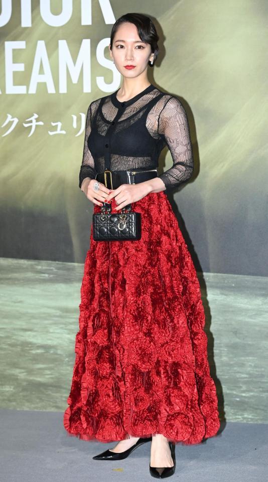 　フォトコールに登場した吉岡里帆＝東京都現代美術館（撮影・高石航平）