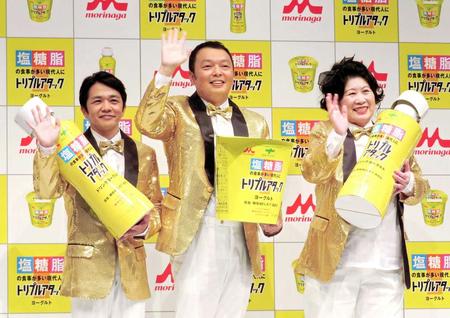 　（左から）中川家の剛、礼二とあき竹城さん＝２０１７年撮影