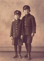 　７歳当時の石原裕次郎さん（左）と、９歳当時の石原慎太郎さん