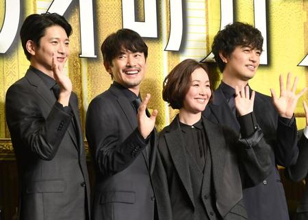　笑顔で手を振る（左から）向井理、竹野内豊、黒木華、斎藤工（撮影・棚橋慶太）