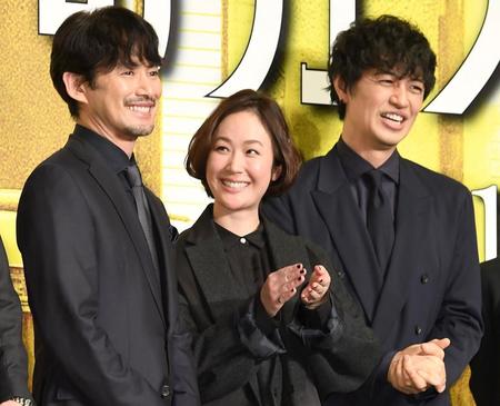 　壇上で笑顔を見せる（左から）竹野内豊、黒木華、斎藤工（撮影・棚橋慶太）