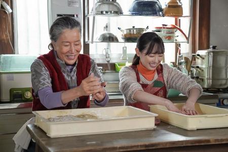 台所で一緒にかんころ餅を作る祖母・祥子（高畑淳子）と舞（福原遥）