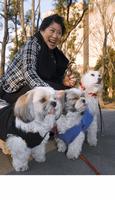 　デイリースポーツのインタビューで愛犬と笑顔を見せるあき竹城さん＝２００５年撮影
