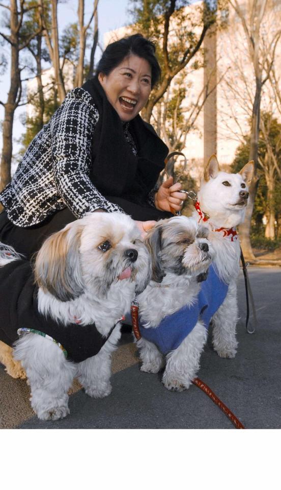 　デイリースポーツのインタビューで愛犬と笑顔を見せるあき竹城さん＝２００５年撮影