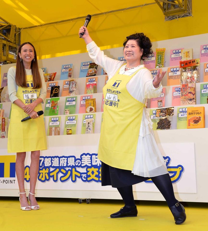 　道端アンジェリカ（左）とのイベントでポーズを決めるあき竹城さん＝２０１４年撮影