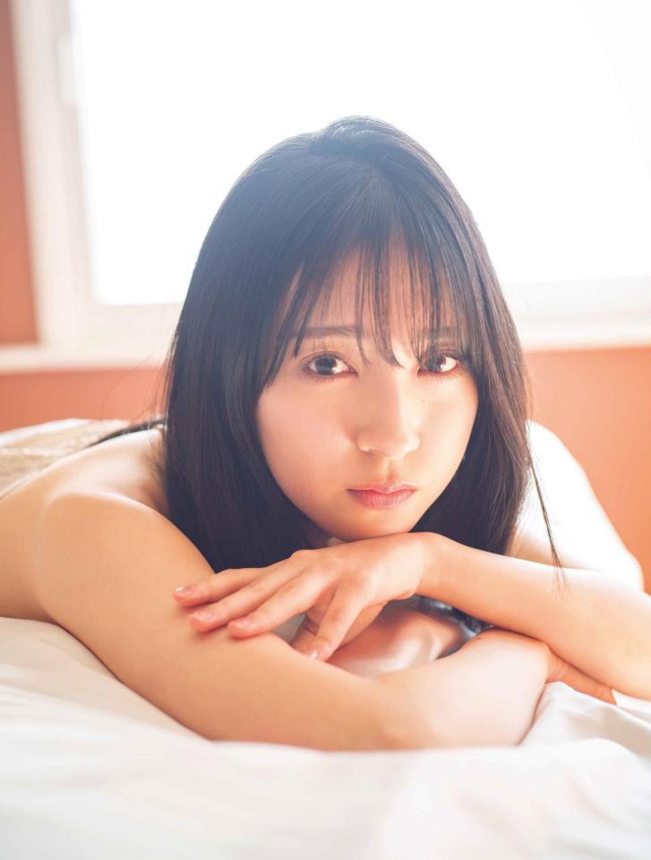 　北海道・小樽のホテルのスイートルームベッドでまどろむ金村美玖（写真・佐藤佑一）©光文社