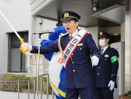 　一日署長に就任し、指揮棒を振り上げる前千葉県知事で俳優の森田健作＝千葉県警山武署