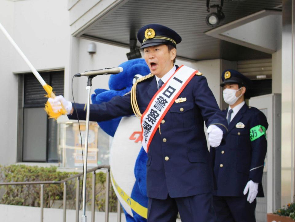 　一日署長に就任し、指揮棒を振り上げる前千葉県知事で俳優の森田健作＝千葉県警山武署