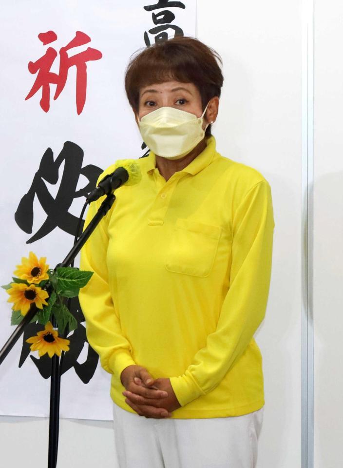 　参院選愛媛選挙区で落選が決まり、支援者らにあいさつする高見知佳さん＝７月