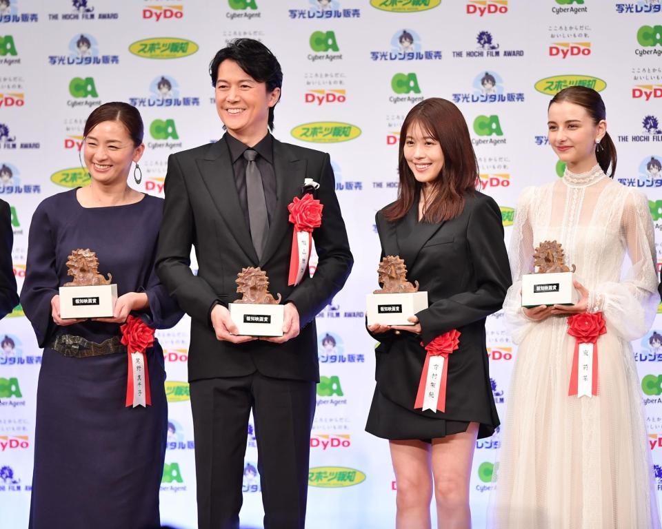 　表彰式でブロンズ像を手に笑顔の（左から）尾野真千子、福山雅治、有村架純、嵐莉菜（撮影・開出牧）