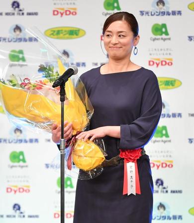 　助演女優賞を受賞し花束を手に笑顔の尾野真千子（撮影・開出牧）