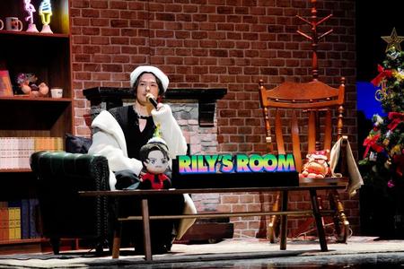 　クリスマスムードの中でファンと会話する今市隆二