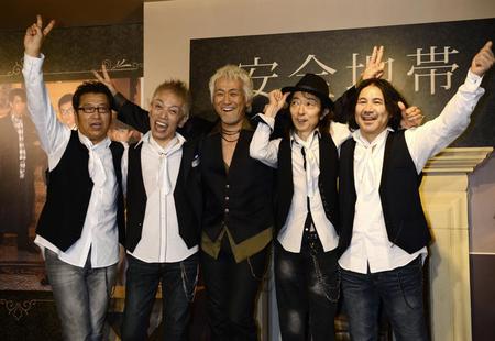 　安全地帯デビュー３０周年記念でフォトセッションする（左から）矢萩渉、田中裕二さん、玉置浩二、武沢侑昴、六土開正＝２０１２年９月