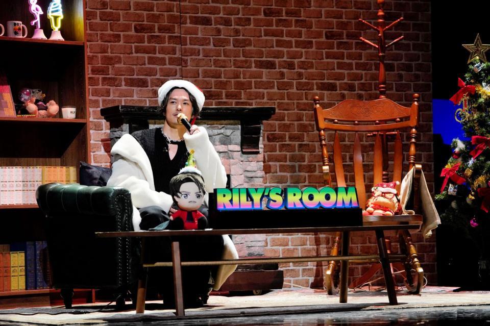 　クリスマスムードの中でファンと会話する今市隆二