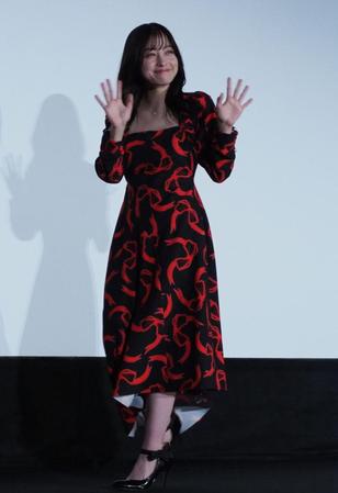 　映画「ブラックナイトパレード」の初日舞台あいさつで笑顔を見せる橋本環奈＝東京・日比谷、ＴＯＨＯシネマズ日比谷