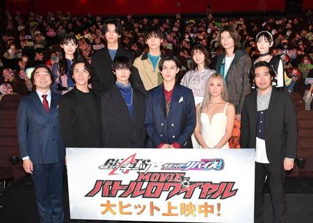 　映画「仮面ライダーギーツ×リバイス　ＭＯＶＩＥ　バトルロワイヤル」の公開記念舞台あいさつに登場した（前列左から）池田鉄洋、大貫勇輔、前田拳太郎、簡秀吉、倖田來未、柴﨑貴行監督。（後列左から）井本彩花、日向亘、佐藤瑠雅、星乃夢奈、杢代和人、青島心（撮影・佐々木彰尚）