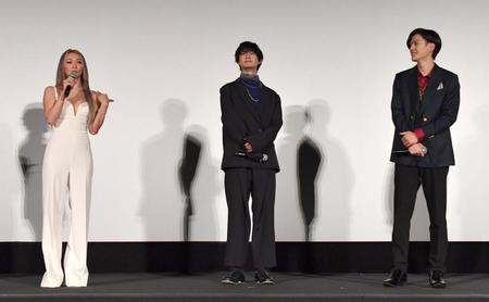 　映画「仮面ライダーギーツ×リバイス　ＭＯＶＩＥ　バトルロワイヤル」の公開記念舞台あいさつに登場した倖田來未（左）、前田拳太郎、簡秀吉（撮影・佐々木彰尚）