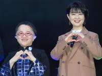 　トークイベントに出席した（左）米良美一とフリーアナウンサーの小島奈津子