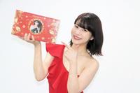 　クリスマスを意識した真っ赤なドレスの岸明日香