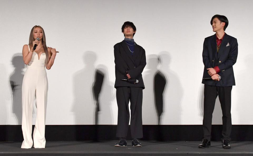 　映画「仮面ライダーギーツ×リバイス　ＭＯＶＩＥ　バトルロワイヤル」の公開記念舞台あいさつに登場した倖田來未（左）、前田拳太郎、簡秀吉（撮影・佐々木彰尚）